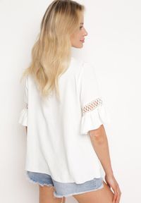 Born2be - Biała Bluzka o Luźnym Kroju z Koronkowymi Wstawkami na Rękawach Lennera. Okazja: na co dzień. Kolor: biały. Materiał: koronka. Styl: casual #4