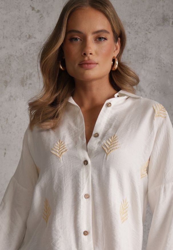 Renee - Biała Wiskozowa Koszula z Przedłużonym Tyłem Haftem i Podpinanymi Rękawami Sophora. Okazja: na co dzień. Kolekcja: plus size. Kolor: biały. Materiał: wiskoza. Wzór: haft. Sezon: lato. Styl: casual