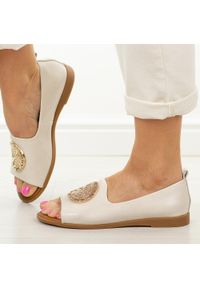 Złote skórzane płaskie sandały damskie Cambell 19389. Okazja: na co dzień. Kolor: złoty. Materiał: skóra. Wzór: aplikacja. Sezon: wiosna, lato. Styl: casual, klasyczny, elegancki #1