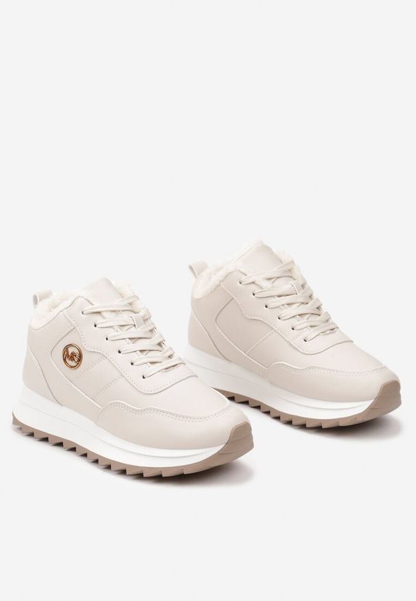 Renee - Beżowe Sneakersy Zdobione Metalową Aplikacją Ocieplane Futerkiem Fintoria. Okazja: na co dzień. Kolor: beżowy. Materiał: futro. Szerokość cholewki: normalna. Wzór: aplikacja. Obcas: na obcasie. Wysokość obcasa: niski