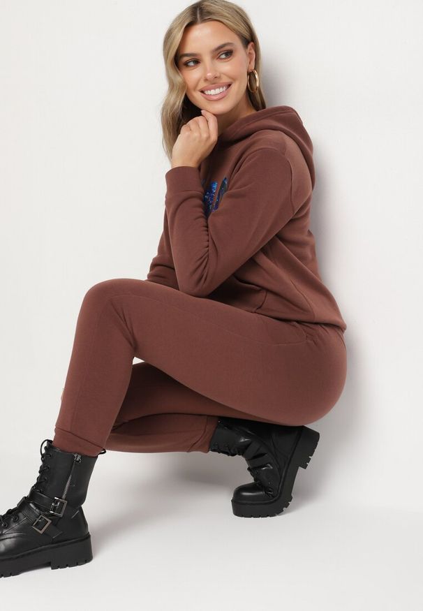 Born2be - Brązowy Ocieplany Komplet Dresowy z Bawełny Joggery i Bluza z Kapturem i Nadrukiem Filola. Kolor: brązowy. Materiał: dresówka, bawełna. Wzór: nadruk