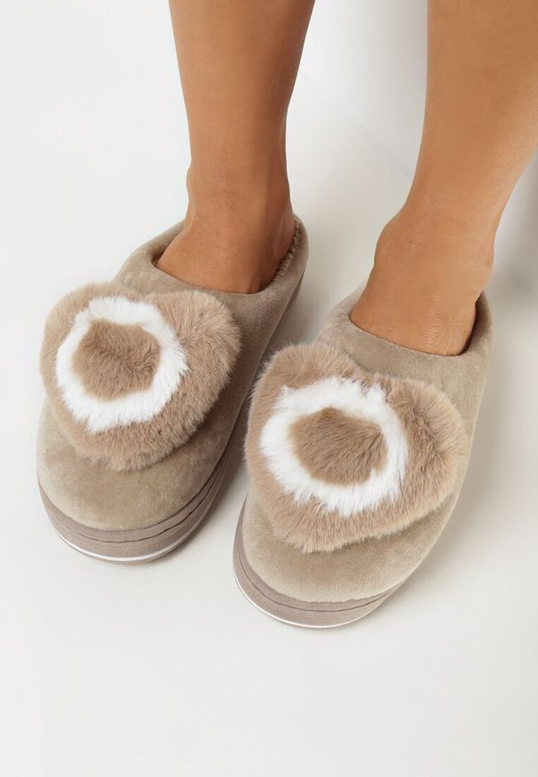 Born2be - Ciemnobeżowe Kapcie na Grubej Podeszwie z Futrzaną Aplikacją Pictor. Okazja: do domu, na co dzień. Kolor: beżowy. Materiał: futro. Wzór: aplikacja. Styl: elegancki, casual, klasyczny