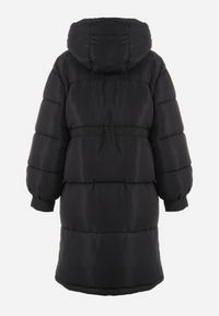 Born2be - Czarna Kurtka Oversize do Kolana z Kapturem Mollo. Okazja: na co dzień. Typ kołnierza: kaptur. Kolor: czarny. Materiał: dzianina, jeans. Styl: elegancki, casual #7