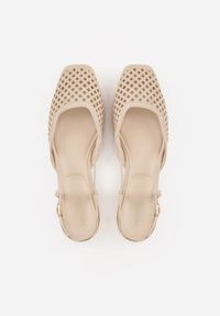 Renee - Ciemnobeżowe Sandały Slingback z Kwadratowym Noskiem i Ażurową Cholewką Jurria. Okazja: na co dzień. Kolor: beżowy. Materiał: jeans. Szerokość cholewki: normalna. Wzór: ażurowy. Styl: casual #4