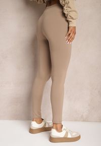 Renee - Ciemnobeżowe Legginsy z Gumką w Talii z Długimi Nogawkami Caleta. Okazja: na co dzień. Kolor: beżowy. Długość: długie. Styl: klasyczny, casual