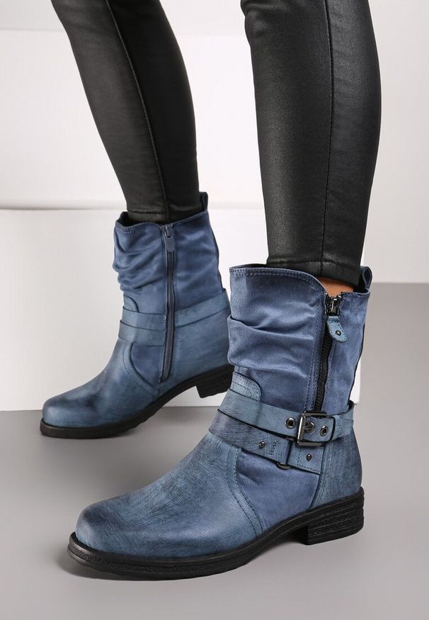 Born2be - Niebieskie Płaskie Botki w Stylu Bikerów z Ozdobnym Suwakiem i Paskiem Nelilina. Okazja: na co dzień. Zapięcie: pasek. Kolor: niebieski. Materiał: skóra, jeans. Obcas: na obcasie. Styl: rockowy, casual. Wysokość obcasa: niski