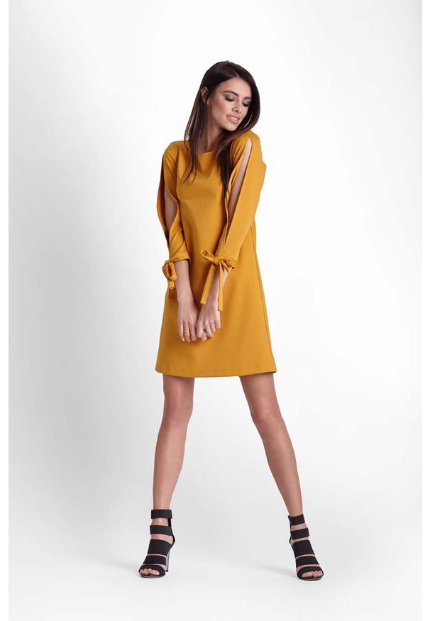 IVON - Musztardowa Trapezowa Sukienka z Rozciętymi Rękawami. Kolor: żółty. Materiał: poliester, elastan. Typ sukienki: trapezowe