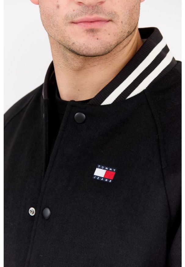 Tommy Jeans - TOMMY JEANS Czarny męski bomber z domieszką wełny Varsity, Rozmiar M. Okazja: na co dzień. Kolor: czarny. Materiał: wełna. Wzór: paski. Styl: elegancki, casual, klasyczny, sportowy