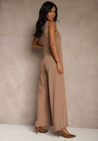 Renee - Ciemnobeżowy Taliowany Kombinezon Ozdobiony Zakładkami Berinola. Okazja: na imprezę. Kolor: beżowy. Wzór: aplikacja. Styl: elegancki, wizytowy #3