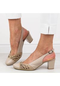 Beżowe skórzane ażurowe Polskie czółenka damskie bez pięty Gregors 913. Zapięcie: pasek. Kolor: beżowy. Materiał: skóra. Wzór: ażurowy. Sezon: wiosna, lato. Obcas: na obcasie. Styl: elegancki, klasyczny, wizytowy. Wysokość obcasa: średni #1