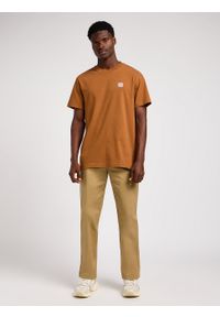 Lee - LEE MĘSKIE SPODNIE MATERIAŁOWE LEE RELAXED CHINO CLAY 112342933. Materiał: materiał #3