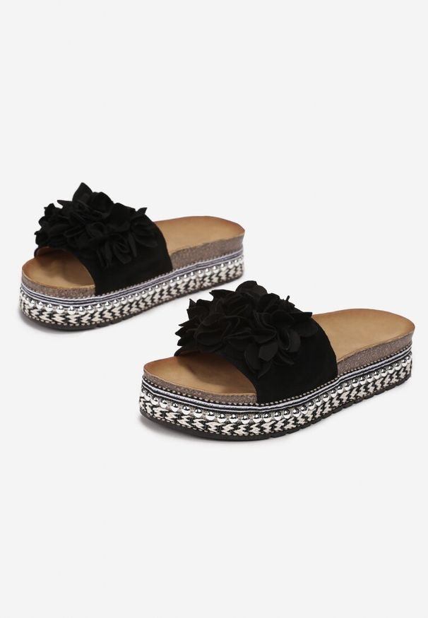 Born2be - Czarne Klapki z Kwiatowym Zdobieniem i Nitami Phinelaia. Okazja: na co dzień. Kolor: czarny. Wzór: aplikacja, kwiaty. Sezon: lato. Styl: elegancki, casual