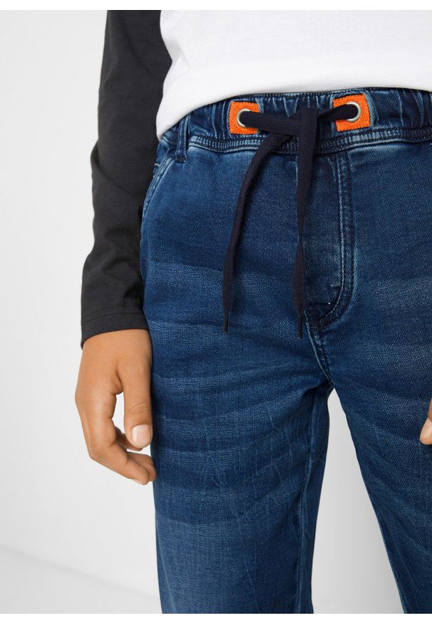 bonprix - Dżinsy dresowe chłopięce o kroju regular fit, tapered. Okazja: na co dzień, na uczelnię. Kolor: niebieski. Styl: casual