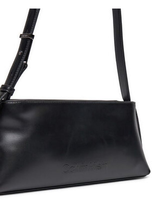 Calvin Klein Torebka Embossed Logo K60K612550 Czarny. Kolor: czarny. Materiał: skórzane