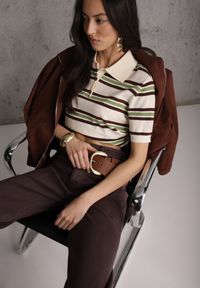 Renee - Zielono-Kremowy T-shirt Polo z Wiskozą w Paski z Guzikami Vevevia. Okazja: na co dzień. Typ kołnierza: polo. Kolor: zielony. Materiał: wiskoza. Wzór: paski. Styl: casual, sportowy #1