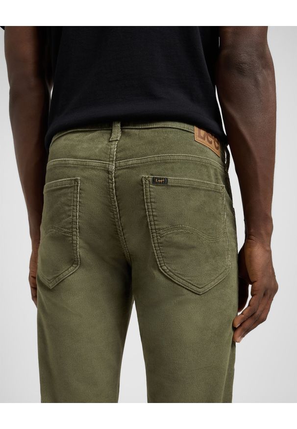 Lee - MESKIE SPODNIE LEE DAREN ZIP FLY MERCANTILE GREEN 112370534