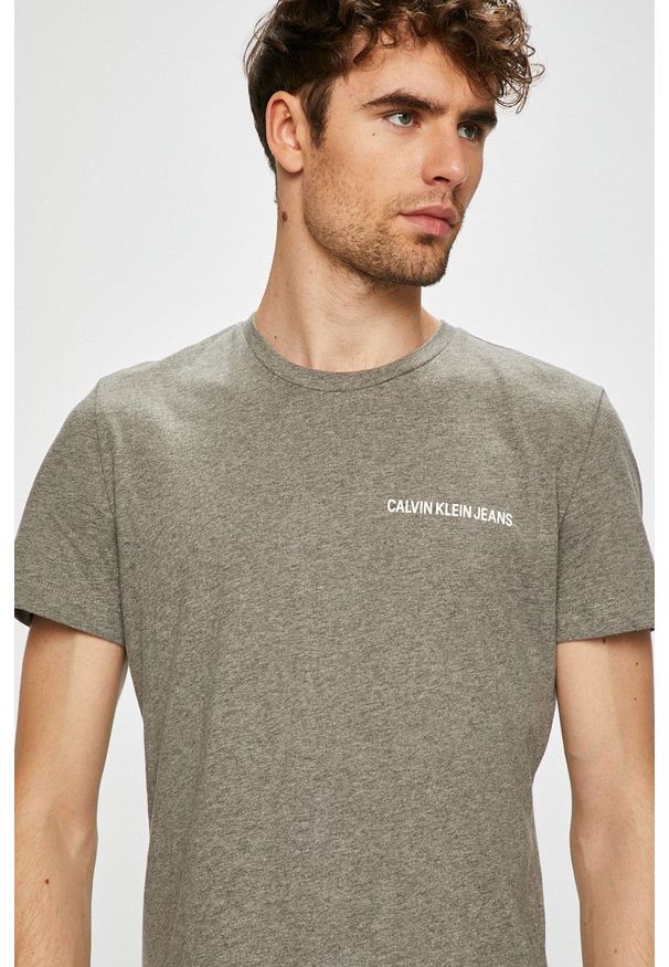 Calvin Klein Jeans - T-shirt. Okazja: na co dzień. Kolor: szary. Materiał: dzianina. Wzór: gładki. Styl: casual