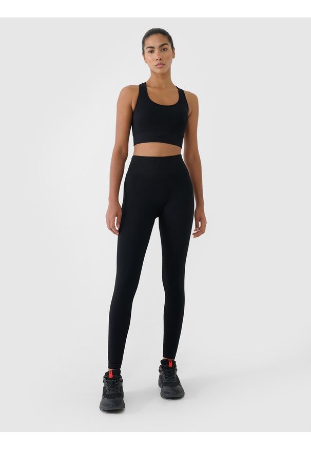 4f - 4F Legginsy treningowe bezszwowe damskie - czarne XS/S. Stan: podwyższony. Kolor: czarny. Materiał: dzianina, włókno, syntetyk, materiał, prążkowany, elastan. Wzór: gładki, ze splotem, jednolity. Sport: fitness