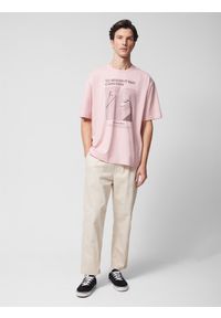 outhorn - T-shirt oversize z nadrukiem męski Outhorn - różowy. Kolor: różowy. Materiał: bawełna, dzianina, prążkowany. Długość rękawa: krótki rękaw. Długość: krótkie. Wzór: nadruk #2