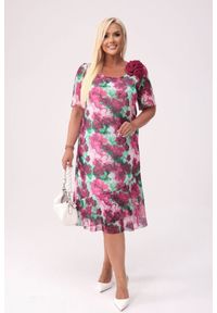 Moda Size Plus Iwanek - Elegancka szyfonowa sukienka Maria w kwiaty z falbankami na wesele PLUS SIZE XXL. Okazja: na wesele, na ślub cywilny. Typ kołnierza: kołnierz z falbankami. Kolekcja: plus size. Wzór: kwiaty. Typ sukienki: dla puszystych. Materiał: szyfon. Długość rękawa: krótki rękaw. Sezon: lato. Styl: elegancki. Długość: midi #1