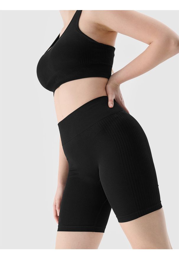 4f - 4F Legginsy krótkie bezszwowe damskie - czarne M/L. Stan: podwyższony. Kolor: czarny. Materiał: elastan, syntetyk, dzianina, materiał. Długość: krótkie. Wzór: gładki, jednolity, ze splotem. Sport: fitness, joga i pilates