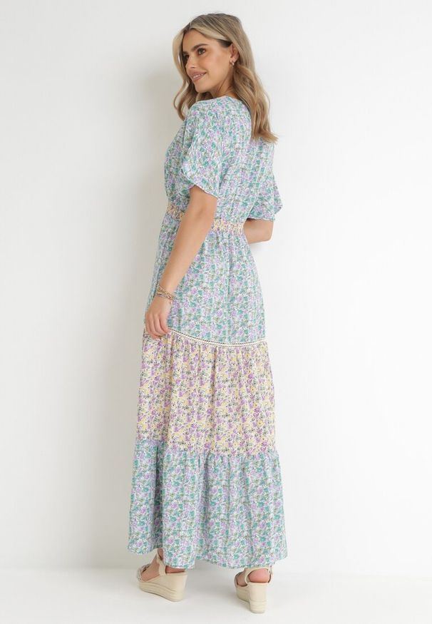 Born2be - Niebiesko-Miętowa Rozkloszowana Sukienka Maxi z Gumką w Talii i Koronkowym Dekoltem Gerbera. Kolor: niebieski. Materiał: koronka. Długość rękawa: krótki rękaw. Sezon: wiosna, lato. Typ sukienki: kopertowe. Długość: maxi