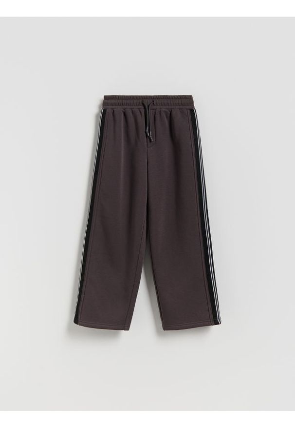 Reserved - Dresowe spodnie z lampasami - ciemnobrązowy. Kolor: brązowy. Materiał: dresówka