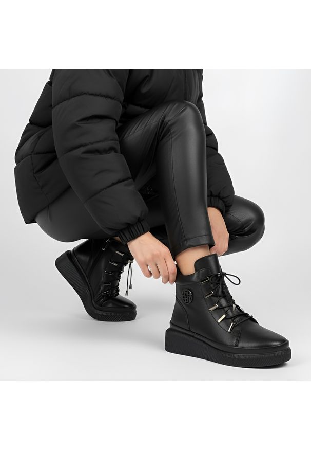 Czarne Botki Filippo Modne Buty Damskie. Zapięcie: sznurówki. Kolor: czarny. Materiał: jeans. Szerokość cholewki: normalna. Wzór: aplikacja. Styl: elegancki, sportowy