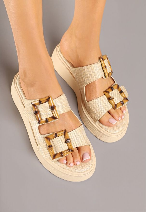 Renee - Beżowe Klapki na Niskiej Platformie Zdobione Klamrami z Imitacji Drewna Nilanoria. Okazja: na plażę, na co dzień. Kolor: beżowy. Materiał: len. Wzór: aplikacja. Obcas: na platformie. Styl: casual