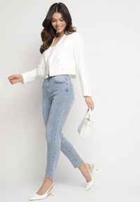Born2be - Niebieskie Jeansy o Kroju Mom Fit z Wysokim Stanem Delarine. Okazja: na co dzień. Stan: podwyższony. Kolor: niebieski. Styl: sportowy, casual, elegancki #7