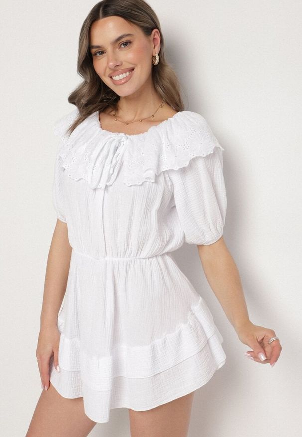 Born2be - Biała Bawełniana Sukienka z Ażurową Falbaną i Wiązaniem Univelle. Okazja: na co dzień. Kolor: biały. Materiał: bawełna. Wzór: ażurowy. Sezon: wiosna, lato. Styl: klasyczny, casual, elegancki