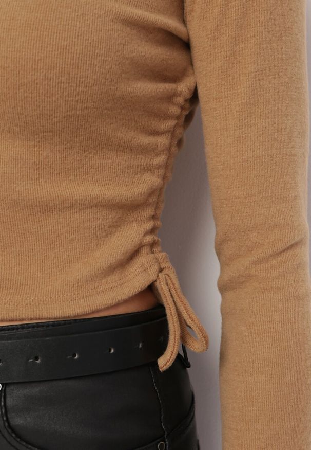 Born2be - Brązowa Bluzka ze Sznurkami w Pasie po Bokach Kerenta. Kolor: brązowy. Długość rękawa: długi rękaw. Długość: długie. Styl: elegancki, klasyczny