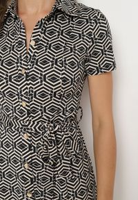 Born2be - Czarna Sukienka Taliowana o Koszulowym Kroju Zapinana na Guziki o Geometrycznym Wzorze Parra. Kolor: czarny. Długość rękawa: krótki rękaw. Wzór: geometria. Typ sukienki: koszulowe. Styl: elegancki, klasyczny #7