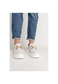 CheBello - Białe Sneakersy Chebello Stylowe Obuwie Damskie Na Platformie. Okazja: na uczelnię. Kolor: biały. Materiał: jeans, materiał. Wzór: aplikacja. Obcas: na platformie