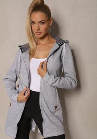 Renee - Szara Bluza Długa z Kapturem Ozdobionym Napisami Sinellina. Okazja: na co dzień. Typ kołnierza: kaptur. Kolor: szary. Materiał: jeans. Długość: długie. Wzór: aplikacja, napisy. Styl: casual #3