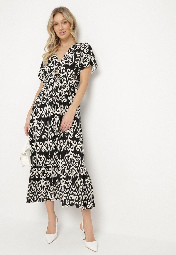 Born2be - Czarna Sukienka z Wiskozy w Abstrakcyjny Wzór Faledira. Okazja: na co dzień. Typ kołnierza: dekolt w serek. Kolor: czarny. Materiał: wiskoza. Długość rękawa: krótki rękaw. Typ sukienki: proste. Styl: casual, klasyczny