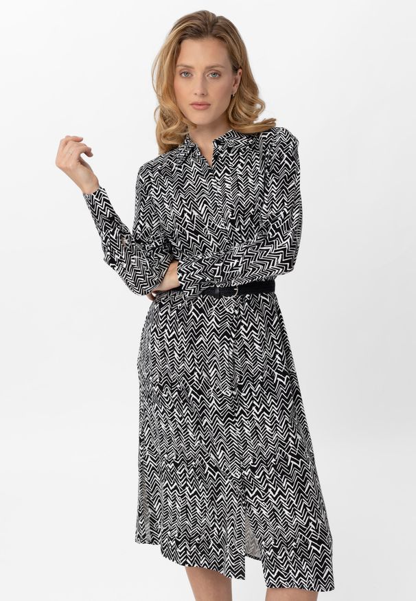 Volcano - Długa, wzorzysta sukienka G-LICORI. Okazja: na co dzień. Materiał: materiał. Długość rękawa: długi rękaw. Wzór: geometria, aplikacja. Typ sukienki: proste, szmizjerki. Styl: klasyczny, casual. Długość: maxi