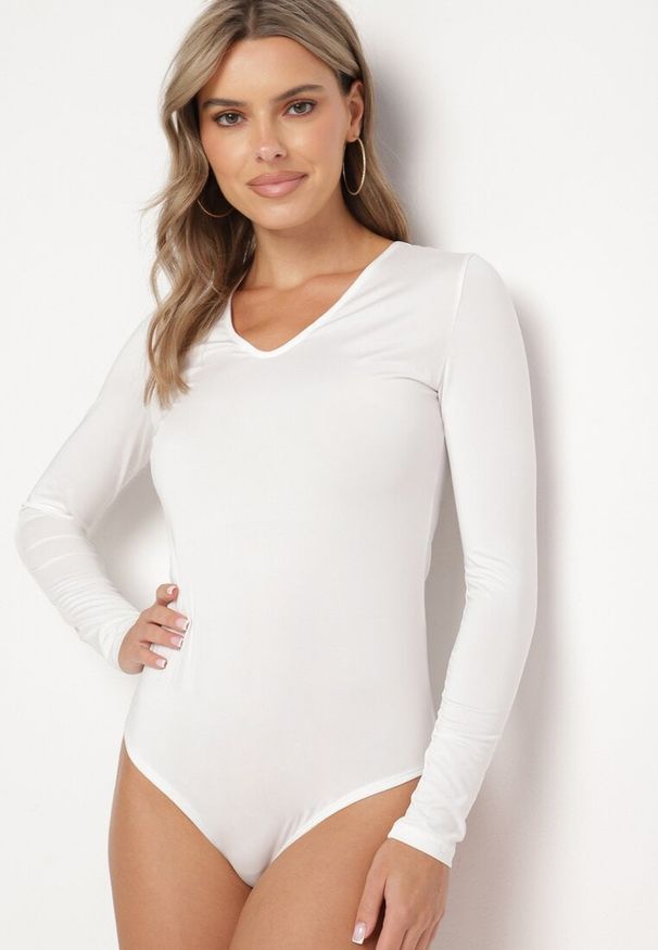 Born2be - Białe Dopasowane Body z Długim Rękawem i Dekoltem w Serek Lilaria. Okazja: na co dzień. Typ kołnierza: dekolt w serek. Kolor: biały. Materiał: jeans. Długość rękawa: długi rękaw. Długość: długie. Styl: klasyczny, casual