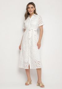 Born2be - Biała Koszulowa Sukienka Haftowana z Paskiem Rinessa. Okazja: na spacer, na imprezę, na co dzień. Kolor: biały. Długość rękawa: na ramiączkach. Wzór: haft. Typ sukienki: koszulowe. Styl: casual, klasyczny, sportowy. Długość: midi #1