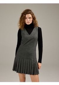 Reserved - Sukienka z plisami - szary. Kolor: szary. Materiał: wiskoza, tkanina. Wzór: gładki. Typ sukienki: proste #1