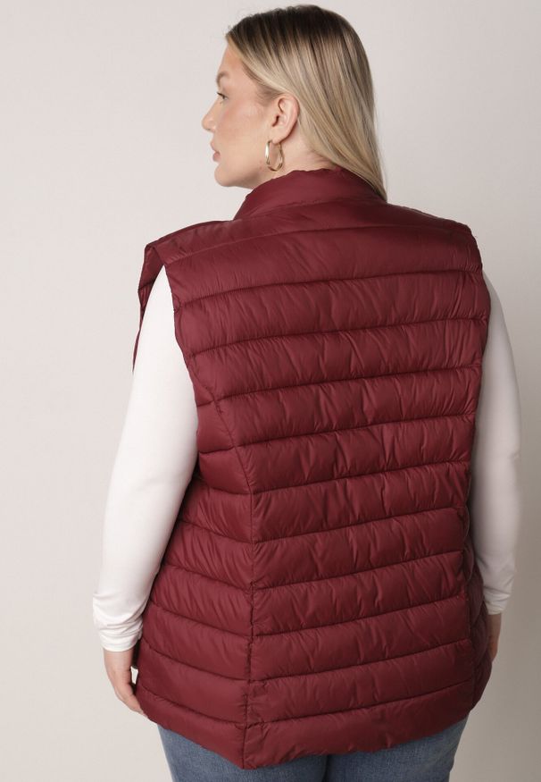 Born2be - Bordowa Pikowana Kamizelka Przejściowa ze Stójką Edanwen. Typ kołnierza: kołnierzyk stójkowy. Kolekcja: plus size. Kolor: czerwony. Materiał: jeans, nylon. Styl: klasyczny
