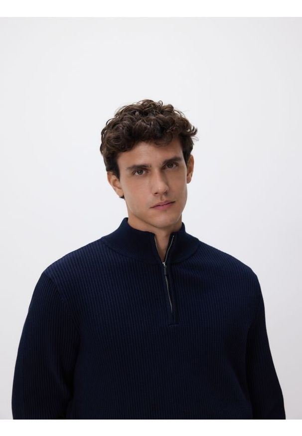 Reserved - Sweter z rozpinaną stójką - granatowy. Typ kołnierza: kołnierzyk stójkowy. Kolor: niebieski. Materiał: dzianina, bawełna