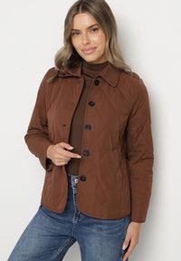 Born2be - Brązowa Pikowana Kurtka Koszulowa z Pagonami Avedvira. Okazja: na spotkanie biznesowe, do pracy. Kolor: brązowy. Materiał: jeans. Styl: biznesowy, elegancki