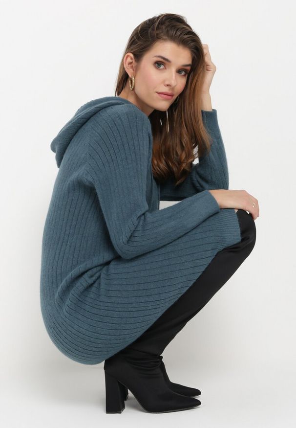 Born2be - Ciemnozielona Wełniana Sukienka z Kapturem w Prążki Tyrwe. Okazja: na co dzień. Typ kołnierza: kaptur. Kolor: zielony. Materiał: wełna. Długość rękawa: długi rękaw. Wzór: prążki. Typ sukienki: proste. Styl: elegancki, casual, klasyczny