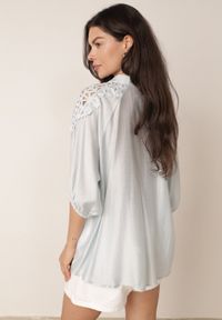 Born2be - Jasnoniebieska Koszula Oversize z Ażurową Wstawką na Ramionach Heleira. Okazja: na co dzień, do pracy. Kolor: niebieski. Materiał: jeans. Wzór: ażurowy. Styl: casual #3