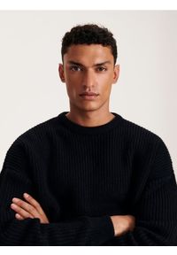 Reserved - Sweter oversize - czarny. Kolor: czarny. Materiał: dzianina #1