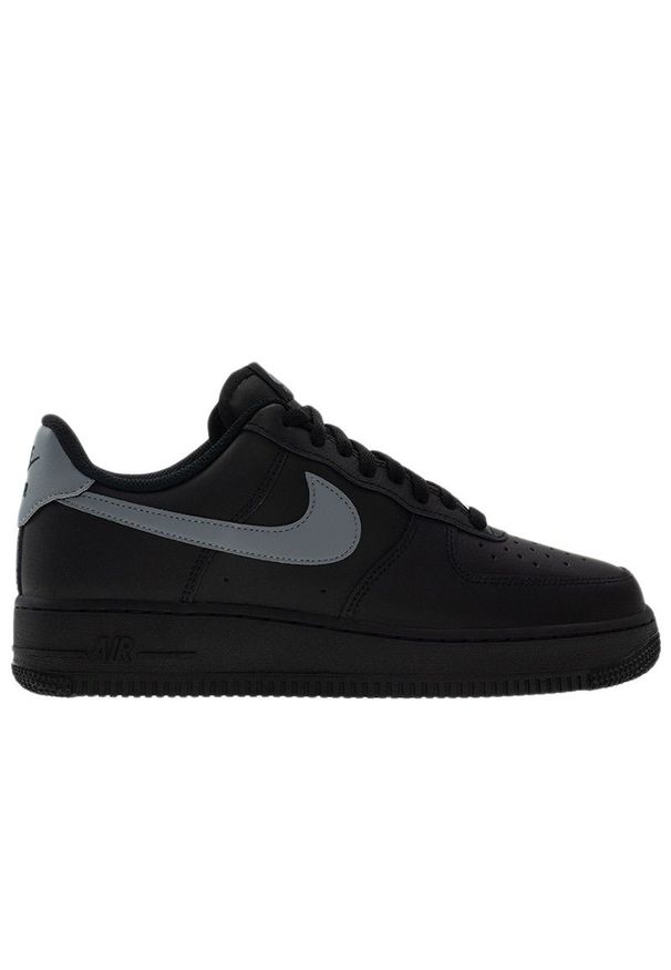 Buty męskie Nike Air Force 1 '07 FJ4146-003 - czarne. Kolor: czarny. Materiał: guma, skóra. Szerokość cholewki: normalna. Sezon: lato. Model: Nike Air Force. Sport: koszykówka