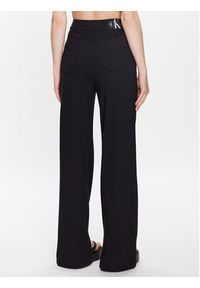 Calvin Klein Jeans Spodnie materiałowe J20J221300 Czarny Regular Fit. Kolor: czarny. Materiał: wiskoza