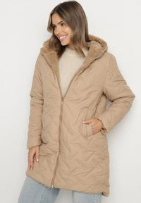 Born2be - Ciemnobeżowa Długa Kurtka Dwustronna z Pikowanymi Przeszyciami i Kapturem Olidia. Okazja: na spacer, na co dzień. Kolor: beżowy. Materiał: dzianina, jeans, futro, poliester. Długość: długie. Styl: casual, elegancki #1