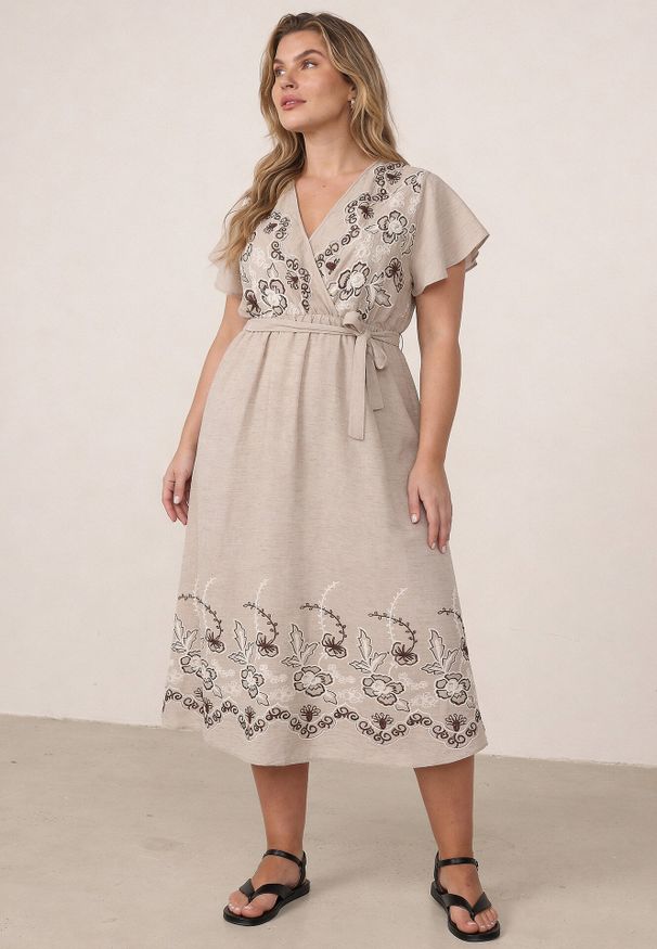 Born2be - Beżowa Kopertowa Sukienka z Wiskozy Zdobiona Haftem i Wiązanym Paskiem Tasenea. Okazja: na co dzień. Kolekcja: plus size. Kolor: beżowy. Materiał: wiskoza. Wzór: aplikacja, haft. Sezon: lato. Typ sukienki: kopertowe. Styl: elegancki, casual, boho
